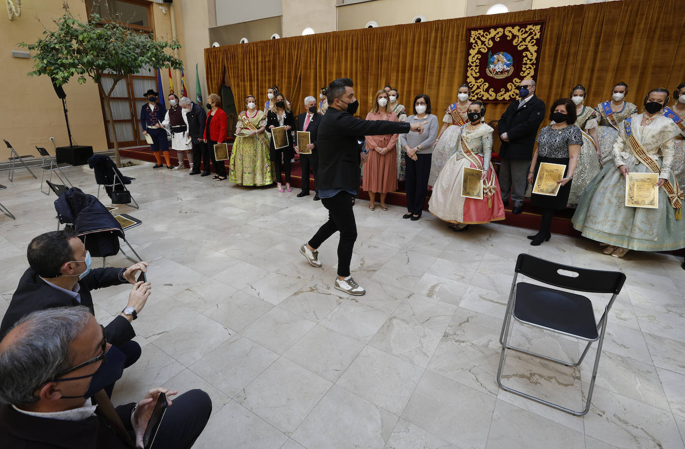 Las fallas han vuelto a entregar los distintivos de 'Bunyol d'or amb fulles de llorer i brillants' y el intercambio de fotografías entre falleras mayores. Fue en un acto que se repetirá este domingo en el Palacio de la Exposición. 