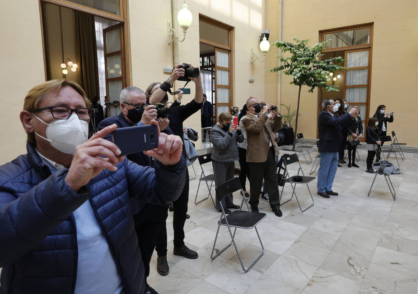 Las fallas han vuelto a entregar los distintivos de 'Bunyol d'or amb fulles de llorer i brillants' y el intercambio de fotografías entre falleras mayores. Fue en un acto que se repetirá este domingo en el Palacio de la Exposición. 