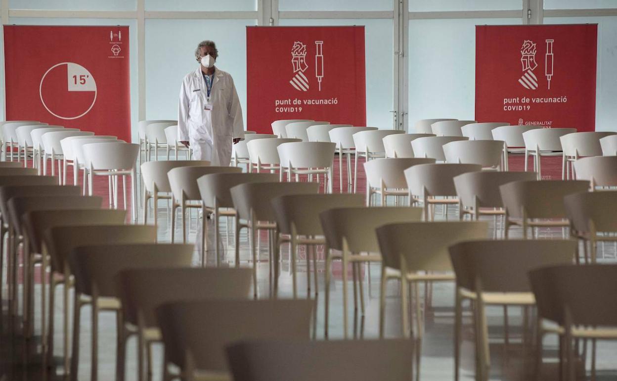 Zona de espera tras la inyección habilitada en la Ciudad de las Artes y las Ciencias, uno de los cuatro puntos de vacunación masiva que empezarán a funcionar mañana.