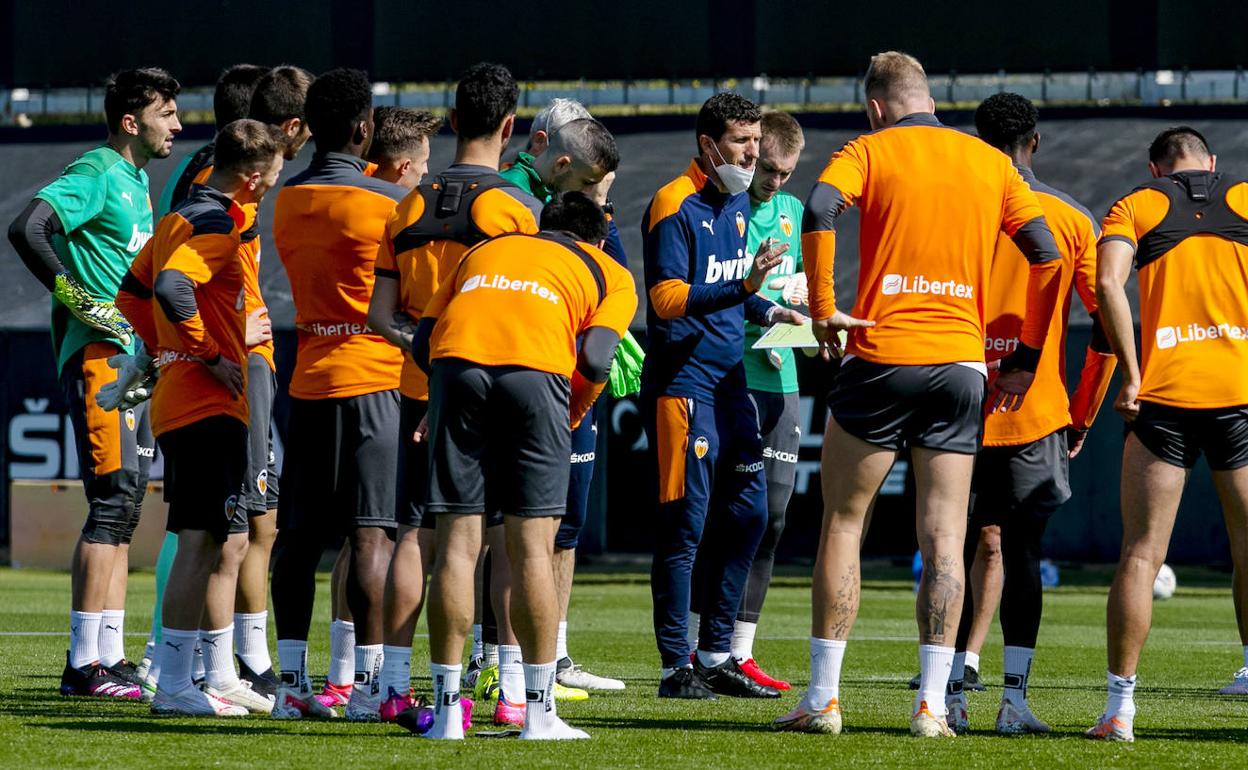 Javi Gracia, en una charla con sus futbolistas en la ciudad deportiva de Paterna. 