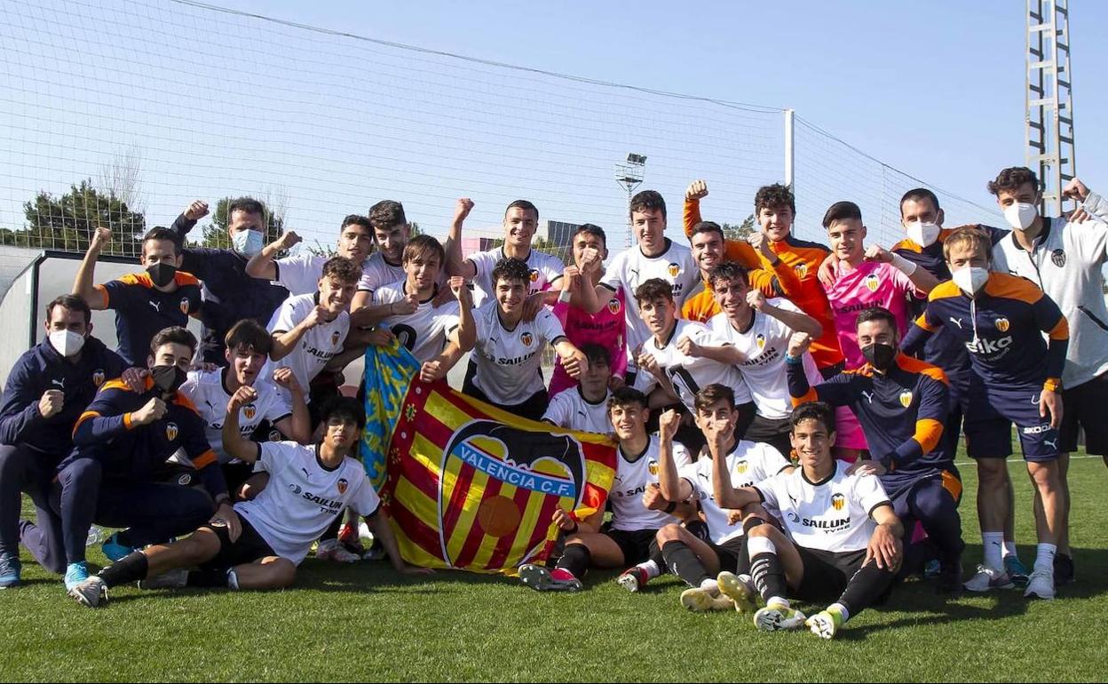 La plantilla al completo celebra el título de campeón tras vencer al Alzira. 