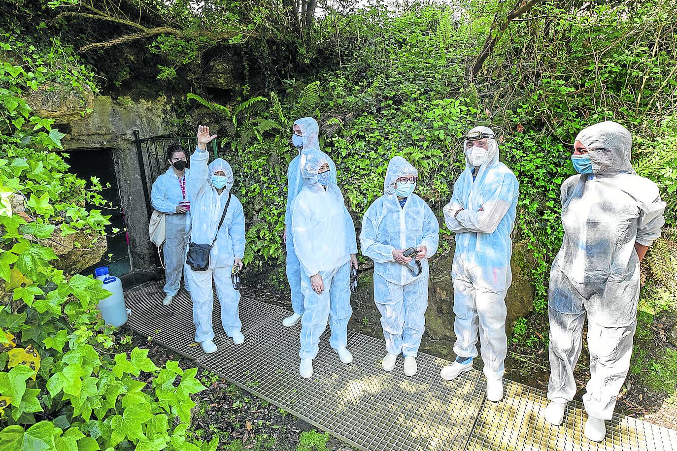 Estrella Ortega visitó Altamira con sus dos hijas, Julia y Teresa López, y sus parejas, Ángel Vidal y Mario Santos. En la foto, en la entrada de la cueva, con las guías Beatriz Cobo y Marta Martínez.