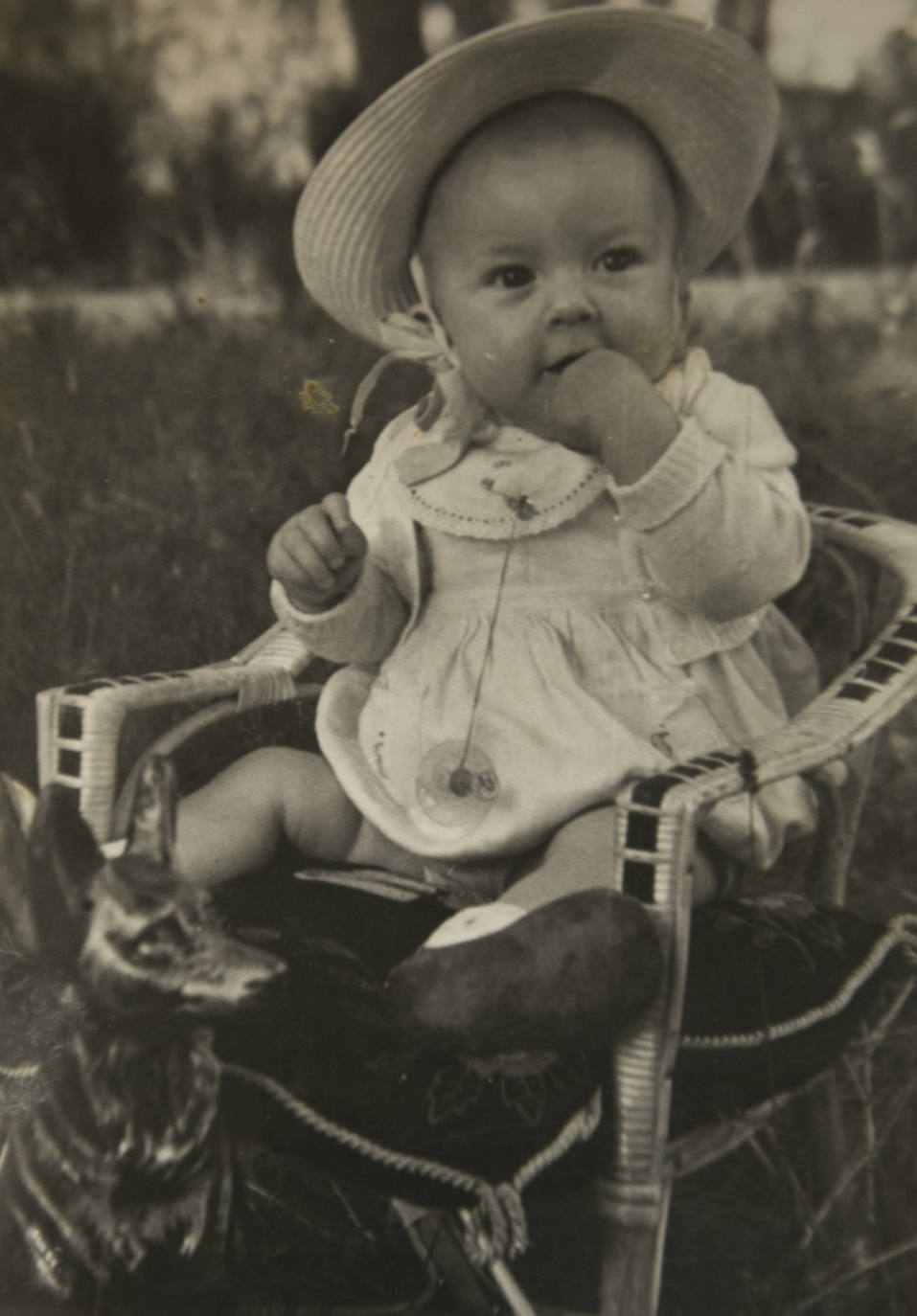 Valentín era un niño rubio, precioso, a quien su madre y su tía vestían de punta en blanco.