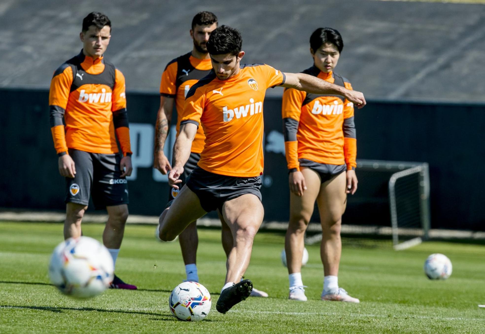 p
Dinámica.
Cutrone y Kang In esperan su oportunidad en el ataque ante la baja de Maxi Gómez. VALENCIA CF