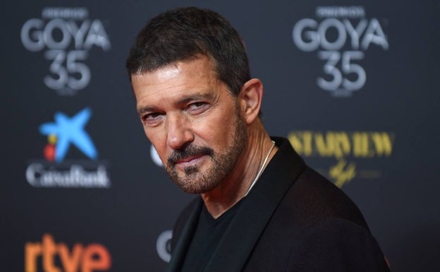 Antonio Banderas lleva el pelo muy corto, que ayuda a realzar sus facciones. 