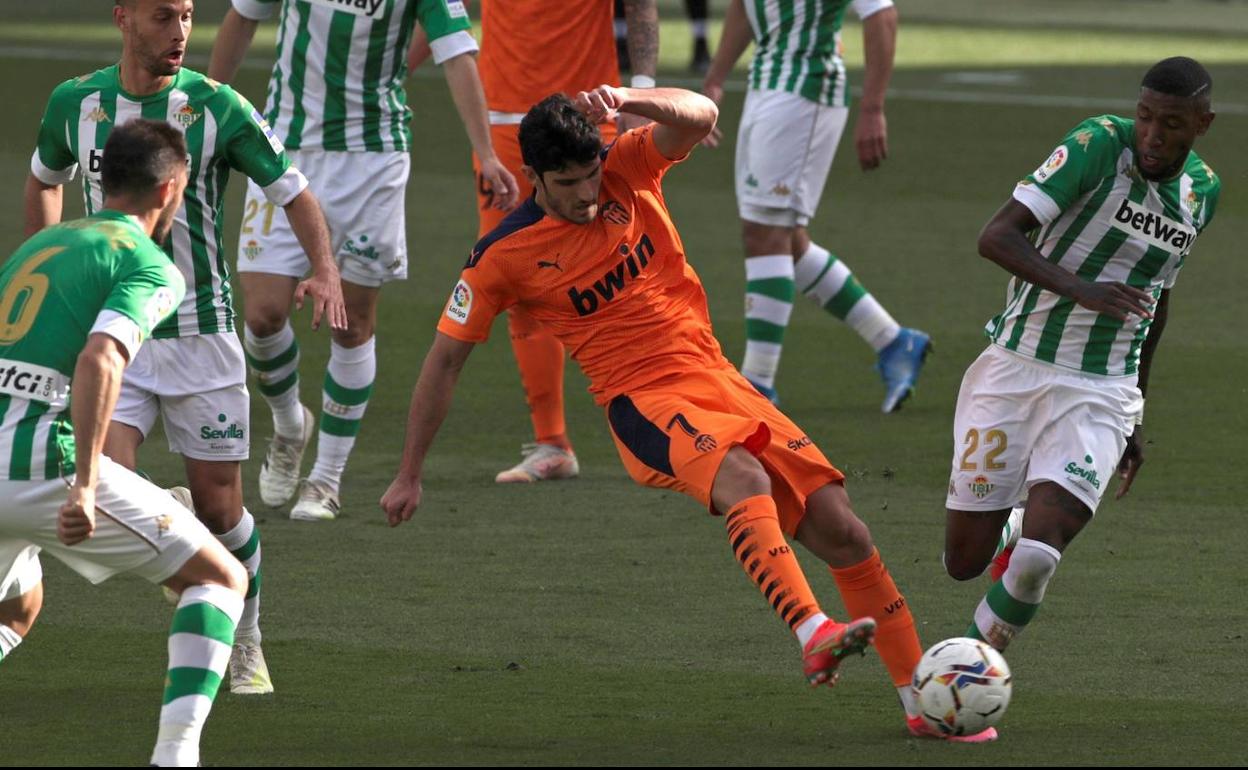 Gonçalo Guedes dispara para marcar el primer gol valencianista