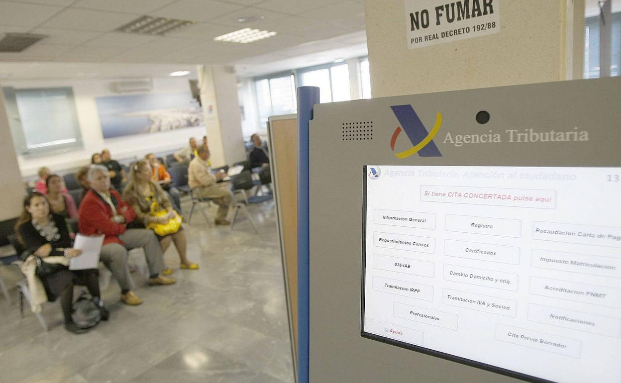 Oficinas de Hacienda durante la campaña de la Renta. 