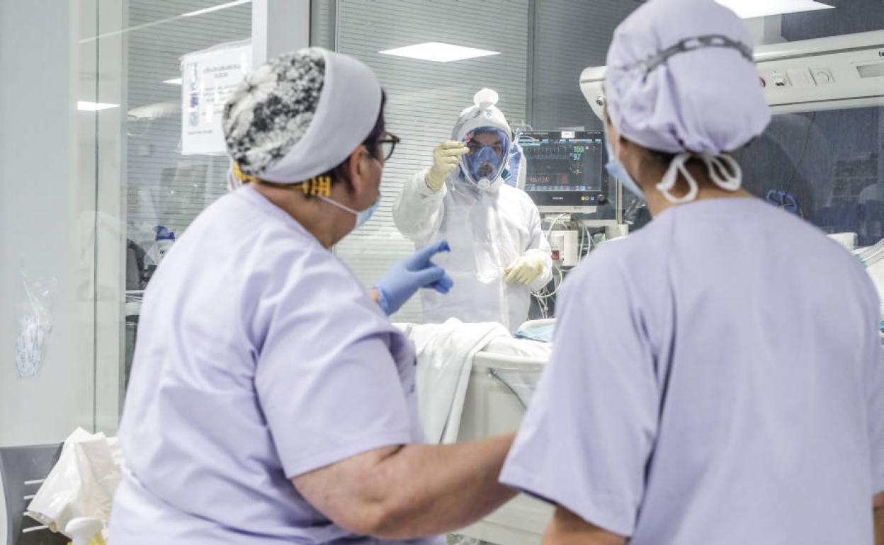 Atención sanitaria en la UCI durante la pandemia.