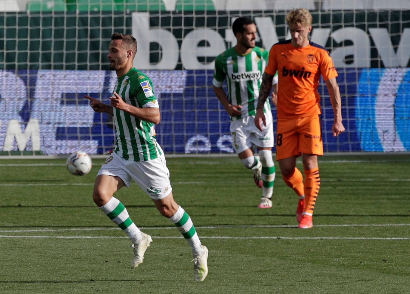 Vídeo: Betis y Valencia, a base de golazos, empatan en el Villamarín