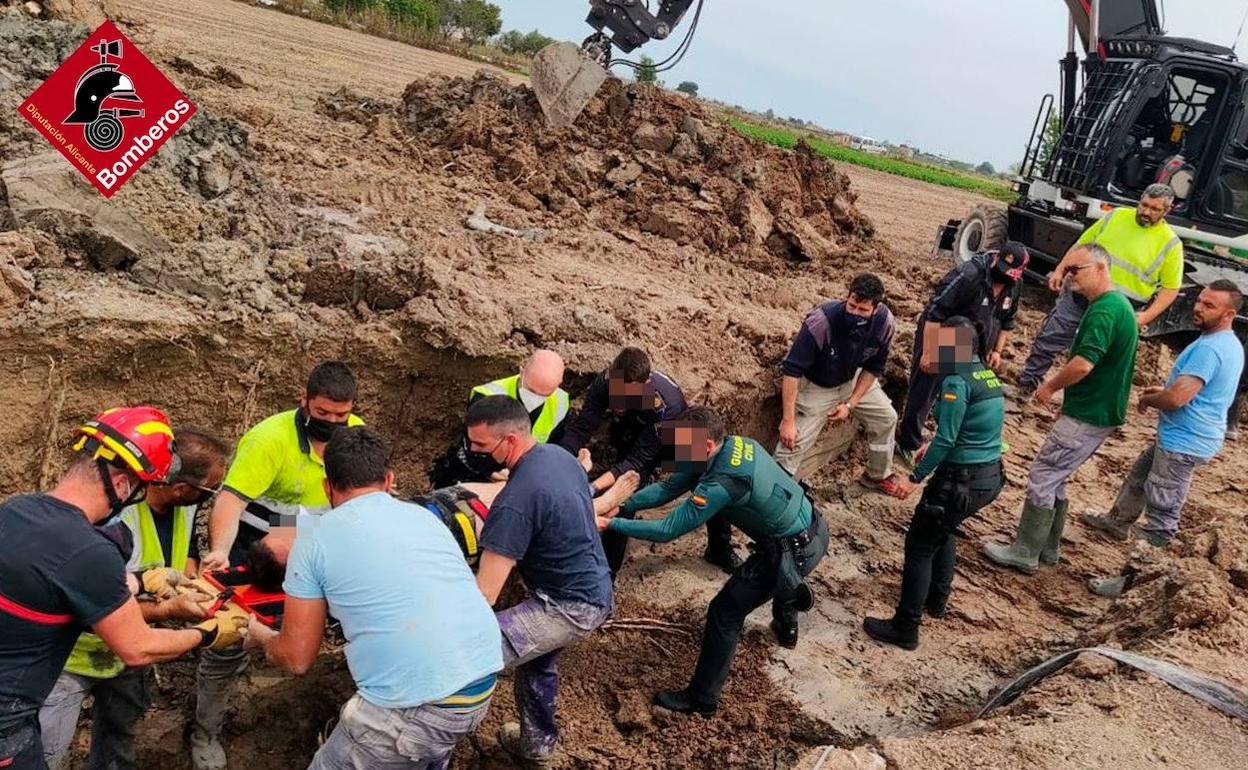 Imagen del rescate del operario herido este lunes en San Fulgencio. 