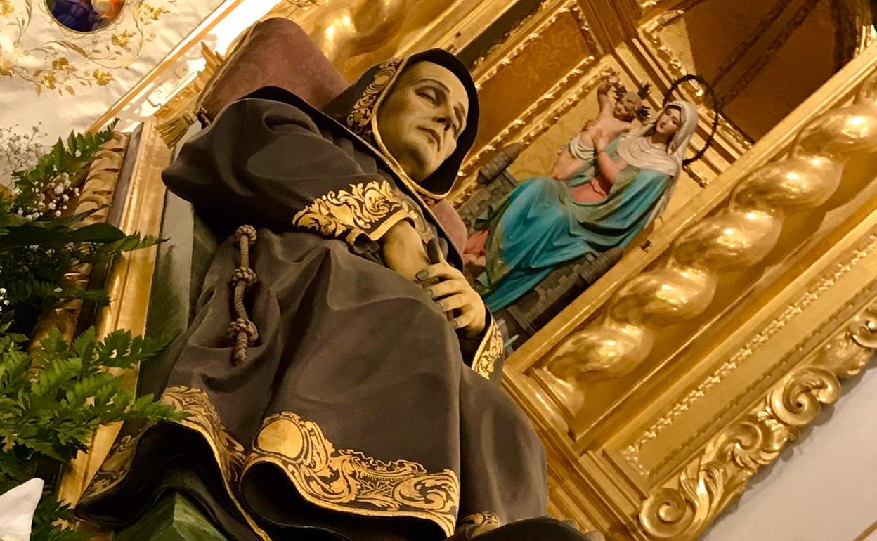 El Beato de Gandia junto a la imagen de la Virgen Inmaculada, con quien sale en procesión excepto este año de panemia. 