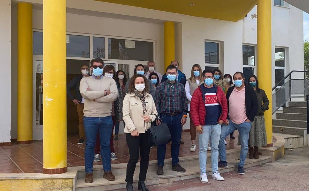 Miembros de los comités de empresa de Torrevieja y la Ribera tras la reunión.