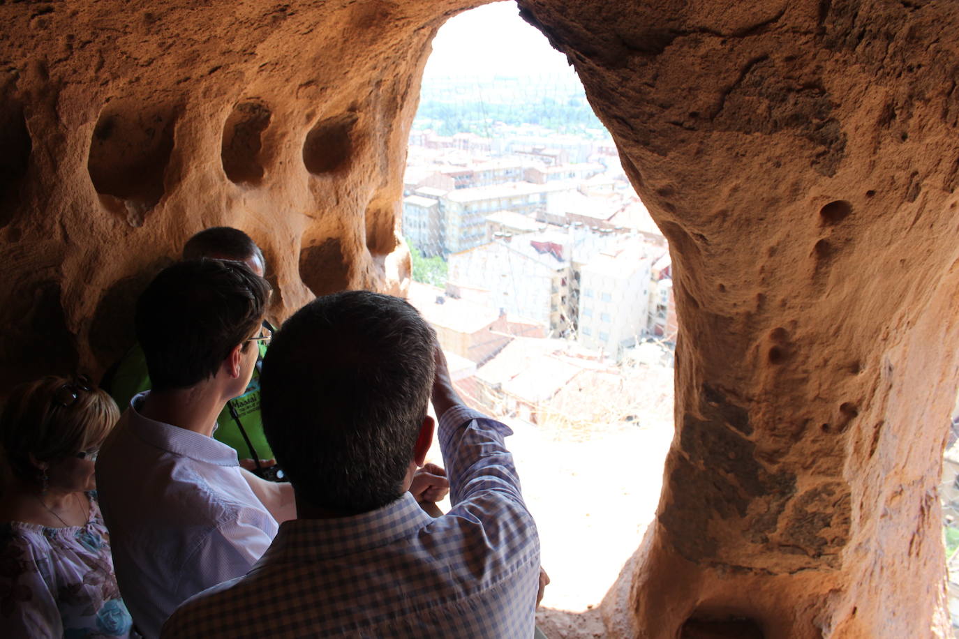 Fotos: Cueva de los 100 Pilares: un viaje sensorial a las entrañas de la Edad Media
