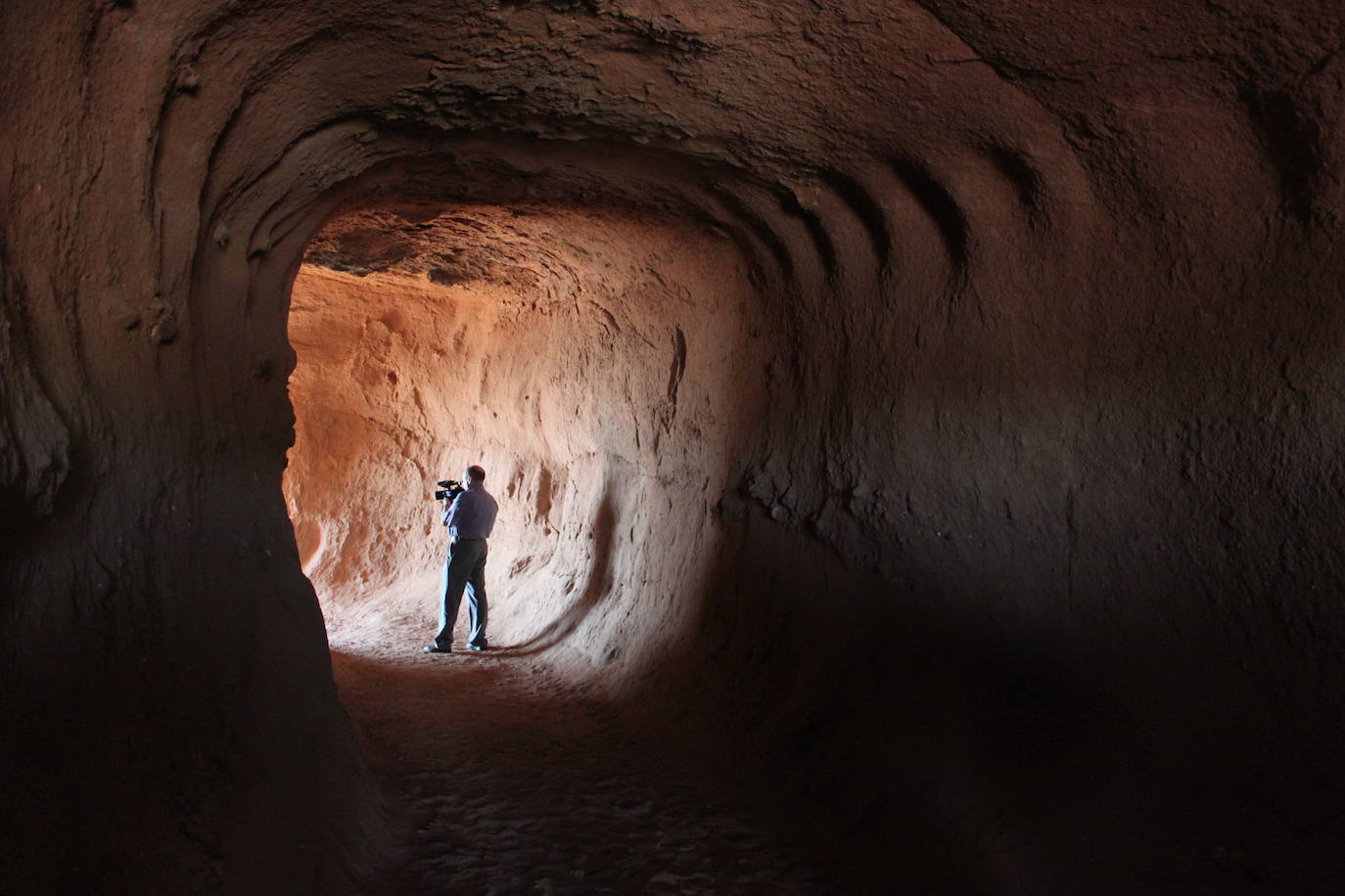 Fotos: Cueva de los 100 Pilares: un viaje sensorial a las entrañas de la Edad Media
