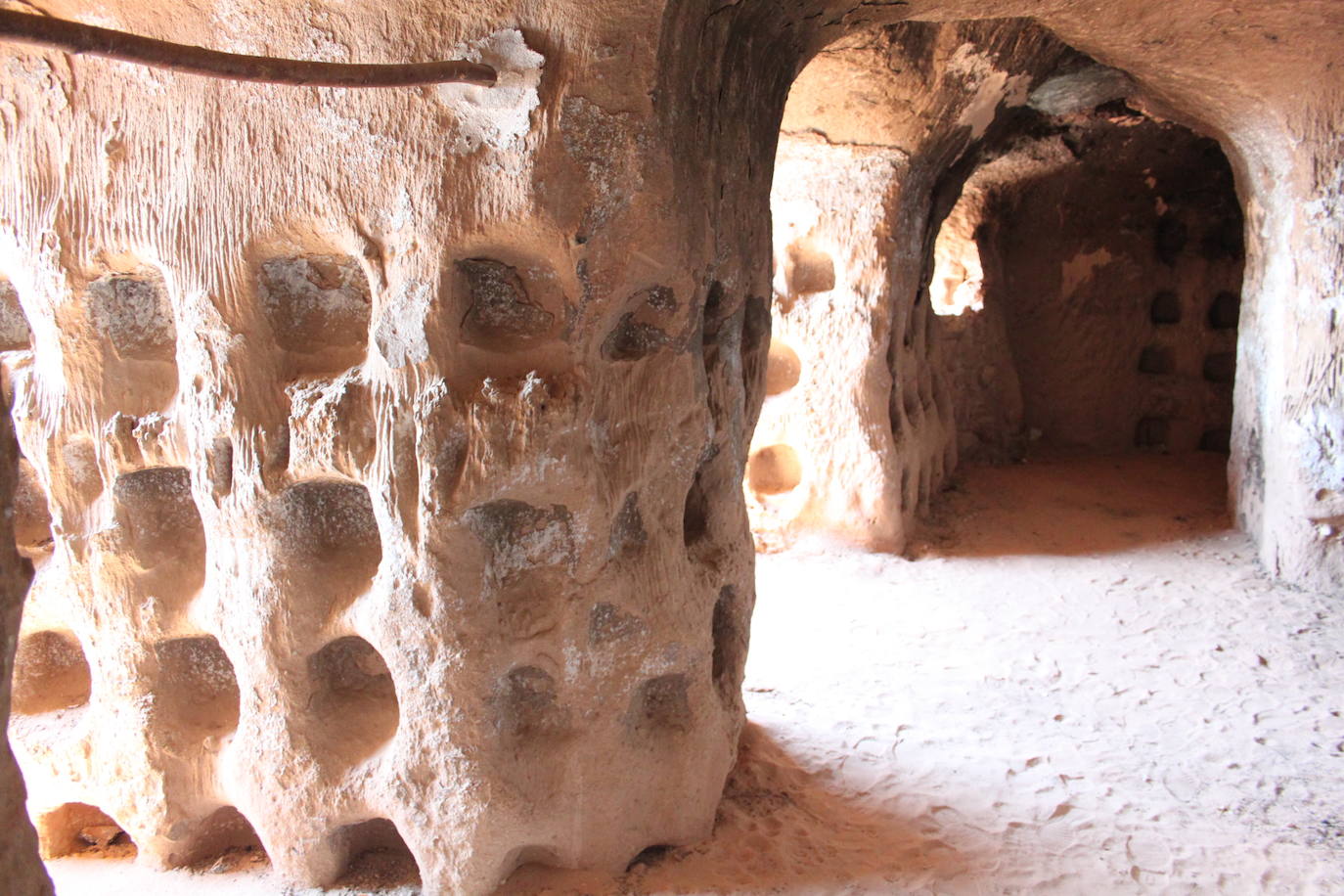 Fotos: Cueva de los 100 Pilares: un viaje sensorial a las entrañas de la Edad Media
