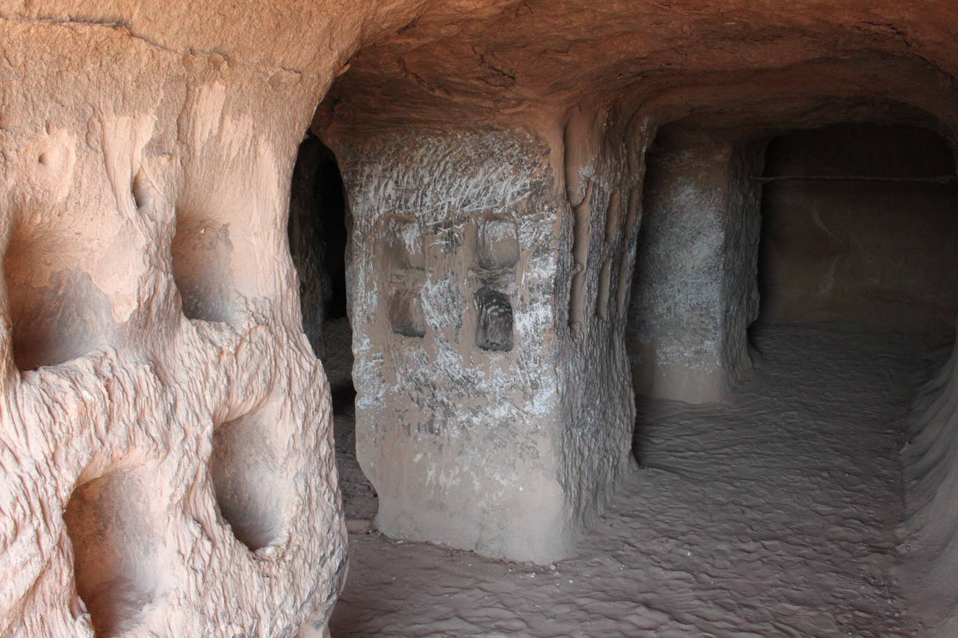 Fotos: Cueva de los 100 Pilares: un viaje sensorial a las entrañas de la Edad Media