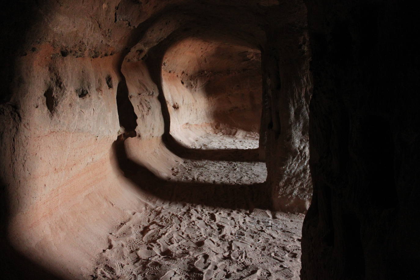 Fotos: Cueva de los 100 Pilares: un viaje sensorial a las entrañas de la Edad Media