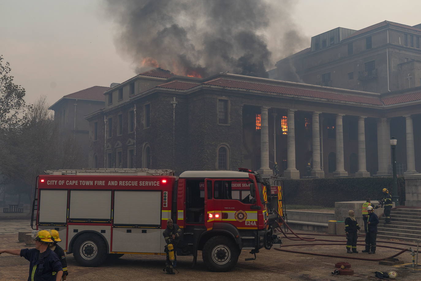 Un incendio destruyó este domingo en el suroeste de Sudáfrica varios edificios de la Universidad de Ciudad del Cabo, fundada en 1829 y una de las más antiguas e importantes del continente africano. Varios inmuebles se vieron afectados por el fuego, entre ellos la Biblioteca Jagger, con más de 200 años de antigüedad, que guarda valiosas colecciones de libros antiguos y manuscritos y de la que al menos dos plantas fueron pasto de las descontroladas llamas. El fuego se originó en las laderas de Table Mountain, cercanas a la universidad, y obligó a cerrar el campus y a evacuar a todos los estudiantes.