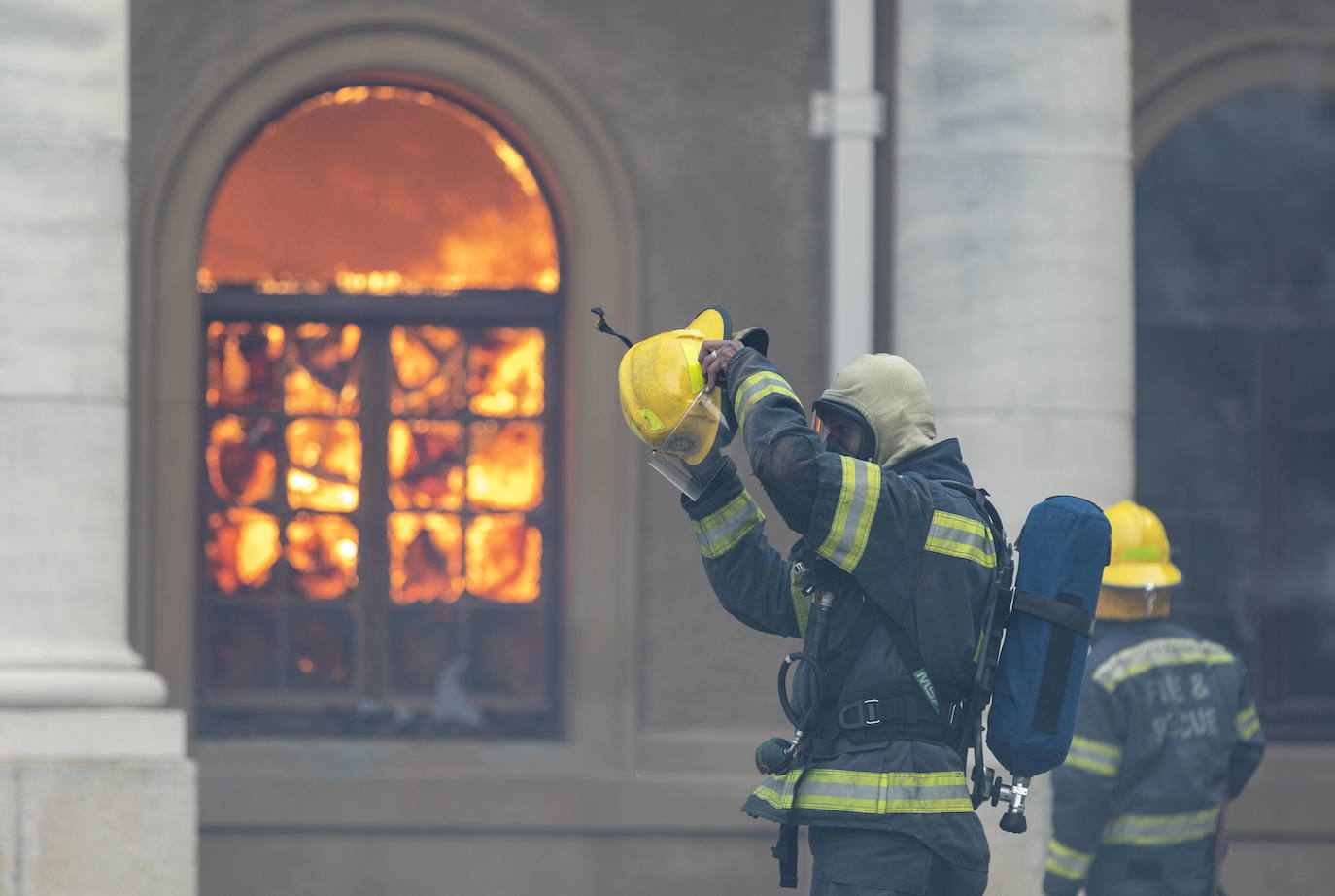 Un incendio destruyó este domingo en el suroeste de Sudáfrica varios edificios de la Universidad de Ciudad del Cabo, fundada en 1829 y una de las más antiguas e importantes del continente africano. Varios inmuebles se vieron afectados por el fuego, entre ellos la Biblioteca Jagger, con más de 200 años de antigüedad, que guarda valiosas colecciones de libros antiguos y manuscritos y de la que al menos dos plantas fueron pasto de las descontroladas llamas. El fuego se originó en las laderas de Table Mountain, cercanas a la universidad, y obligó a cerrar el campus y a evacuar a todos los estudiantes.