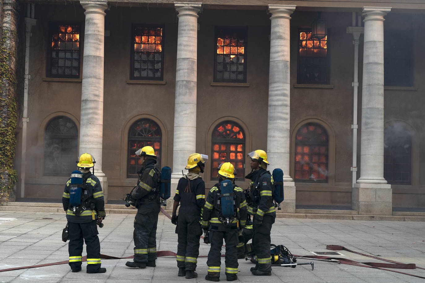 Un incendio destruyó este domingo en el suroeste de Sudáfrica varios edificios de la Universidad de Ciudad del Cabo, fundada en 1829 y una de las más antiguas e importantes del continente africano. Varios inmuebles se vieron afectados por el fuego, entre ellos la Biblioteca Jagger, con más de 200 años de antigüedad, que guarda valiosas colecciones de libros antiguos y manuscritos y de la que al menos dos plantas fueron pasto de las descontroladas llamas. El fuego se originó en las laderas de Table Mountain, cercanas a la universidad, y obligó a cerrar el campus y a evacuar a todos los estudiantes.