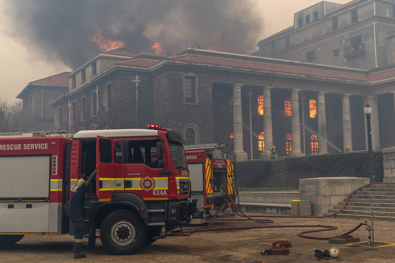 Un incendio destruyó este domingo en el suroeste de Sudáfrica varios edificios de la Universidad de Ciudad del Cabo, fundada en 1829 y una de las más antiguas e importantes del continente africano. Varios inmuebles se vieron afectados por el fuego, entre ellos la Biblioteca Jagger, con más de 200 años de antigüedad, que guarda valiosas colecciones de libros antiguos y manuscritos y de la que al menos dos plantas fueron pasto de las descontroladas llamas. El fuego se originó en las laderas de Table Mountain, cercanas a la universidad, y obligó a cerrar el campus y a evacuar a todos los estudiantes.