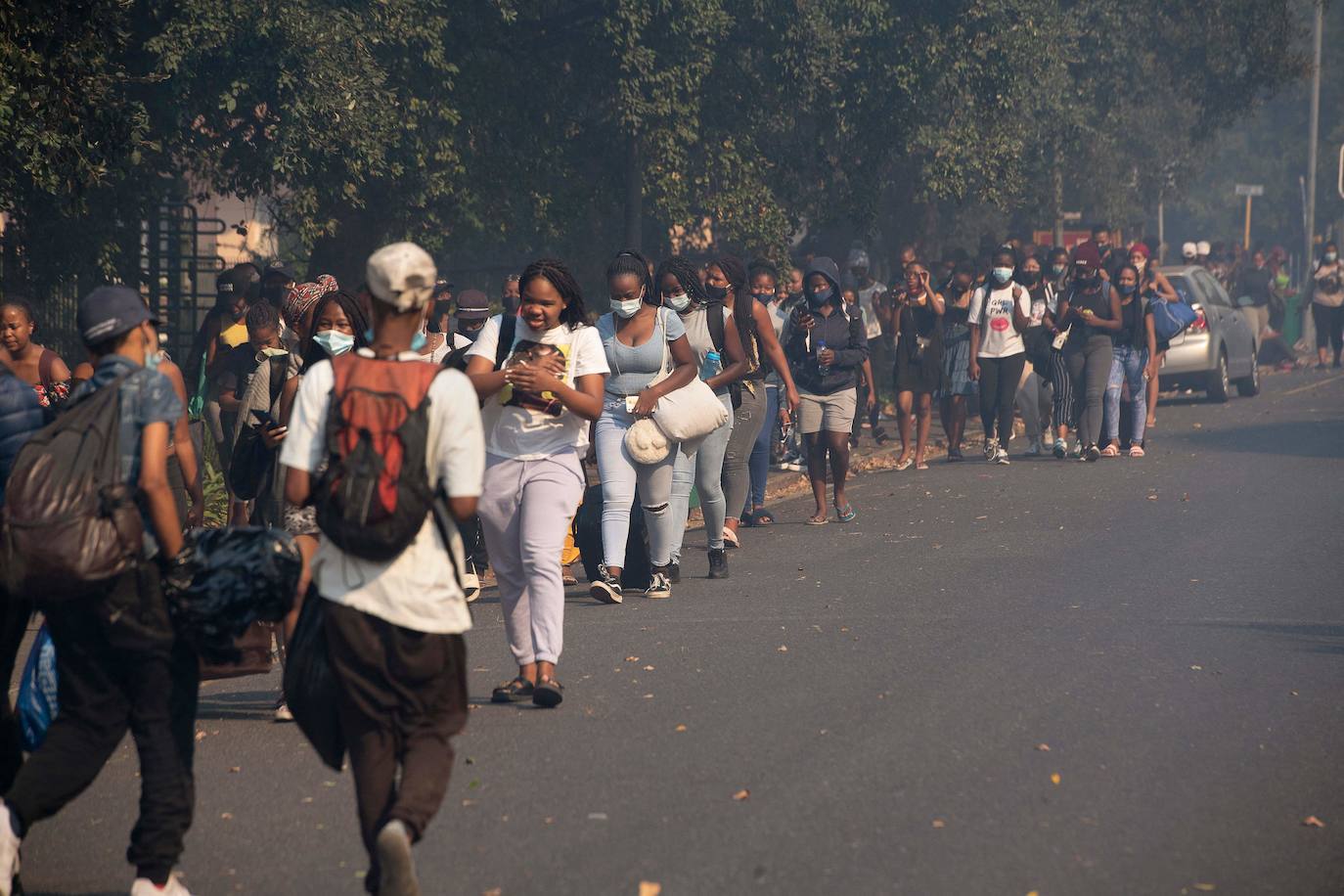 Un incendio destruyó este domingo en el suroeste de Sudáfrica varios edificios de la Universidad de Ciudad del Cabo, fundada en 1829 y una de las más antiguas e importantes del continente africano. Varios inmuebles se vieron afectados por el fuego, entre ellos la Biblioteca Jagger, con más de 200 años de antigüedad, que guarda valiosas colecciones de libros antiguos y manuscritos y de la que al menos dos plantas fueron pasto de las descontroladas llamas. El fuego se originó en las laderas de Table Mountain, cercanas a la universidad, y obligó a cerrar el campus y a evacuar a todos los estudiantes.