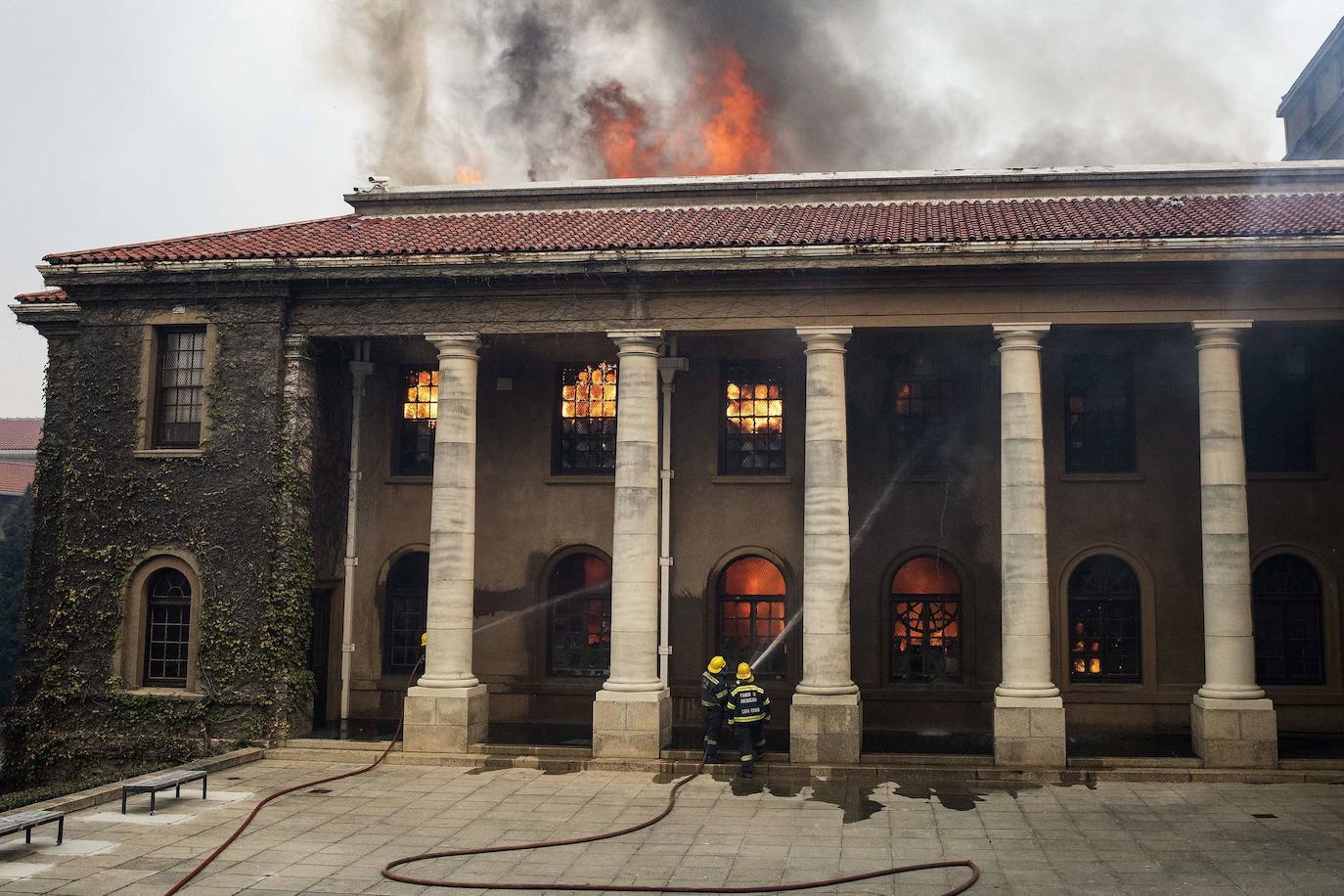 Un incendio destruyó este domingo en el suroeste de Sudáfrica varios edificios de la Universidad de Ciudad del Cabo, fundada en 1829 y una de las más antiguas e importantes del continente africano. Varios inmuebles se vieron afectados por el fuego, entre ellos la Biblioteca Jagger, con más de 200 años de antigüedad, que guarda valiosas colecciones de libros antiguos y manuscritos y de la que al menos dos plantas fueron pasto de las descontroladas llamas. El fuego se originó en las laderas de Table Mountain, cercanas a la universidad, y obligó a cerrar el campus y a evacuar a todos los estudiantes.