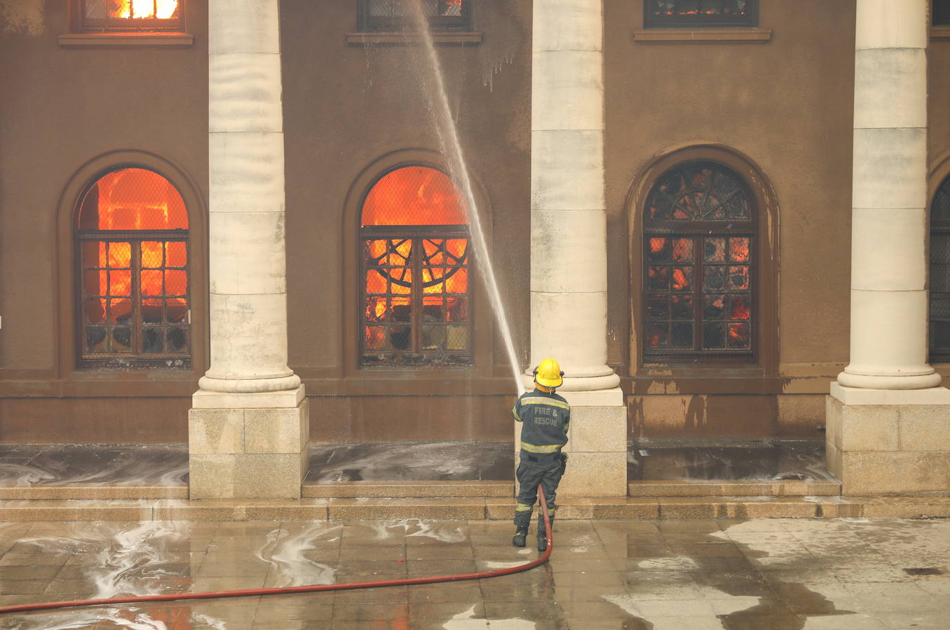 Un incendio destruyó este domingo en el suroeste de Sudáfrica varios edificios de la Universidad de Ciudad del Cabo, fundada en 1829 y una de las más antiguas e importantes del continente africano. Varios inmuebles se vieron afectados por el fuego, entre ellos la Biblioteca Jagger, con más de 200 años de antigüedad, que guarda valiosas colecciones de libros antiguos y manuscritos y de la que al menos dos plantas fueron pasto de las descontroladas llamas. El fuego se originó en las laderas de Table Mountain, cercanas a la universidad, y obligó a cerrar el campus y a evacuar a todos los estudiantes.