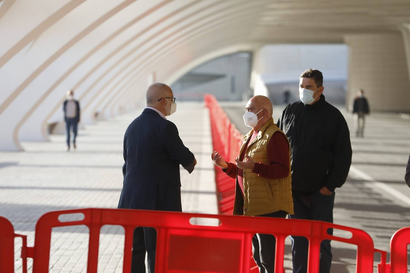 Este lunes, ha arrancado la vacunación masiva en varios puntos de la Comunitat Valenciana. Uno de ellos ha sido la Ciudad de las Artes y las Ciencias, donde Sanidad inyectará con dosis de AstraZeneca a personas de 60 y 61 años. 