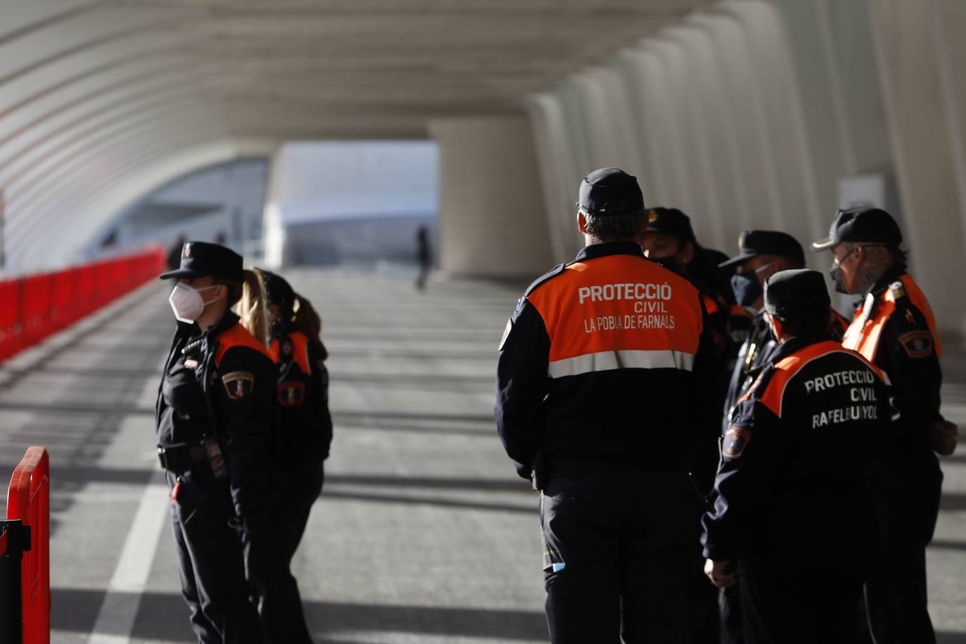 Este lunes, ha arrancado la vacunación masiva en varios puntos de la Comunitat Valenciana. Uno de ellos ha sido la Ciudad de las Artes y las Ciencias, donde Sanidad inyectará con dosis de AstraZeneca a personas de 60 y 61 años. 