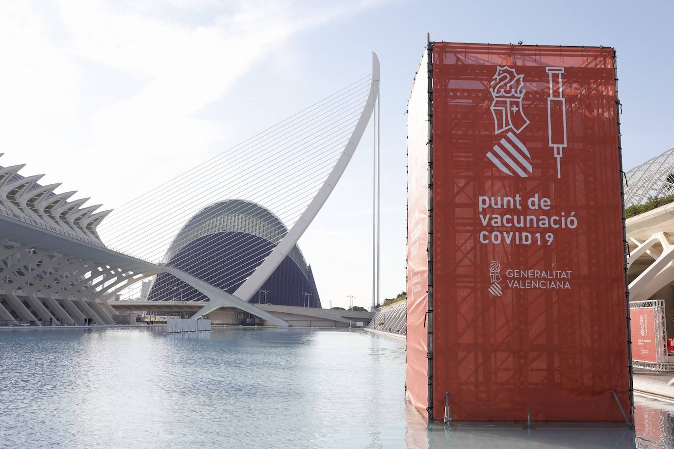 Este lunes, ha arrancado la vacunación masiva en varios puntos de la Comunitat Valenciana. Uno de ellos ha sido la Ciudad de las Artes y las Ciencias, donde Sanidad inyectará con dosis de AstraZeneca a personas de 60 y 61 años. 