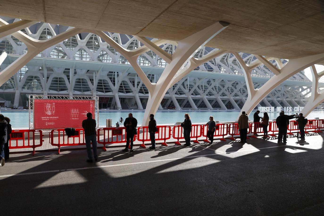 Este lunes, ha arrancado la vacunación masiva en varios puntos de la Comunitat Valenciana. Uno de ellos ha sido la Ciudad de las Artes y las Ciencias, donde Sanidad inyectará con dosis de AstraZeneca a personas de 60 y 61 años. 