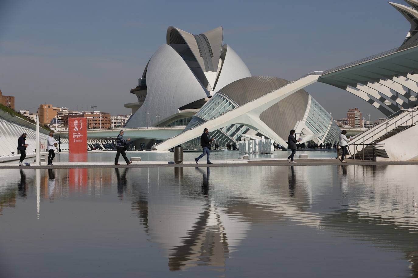 Este lunes, ha arrancado la vacunación masiva en varios puntos de la Comunitat Valenciana. Uno de ellos ha sido la Ciudad de las Artes y las Ciencias, donde Sanidad inyectará con dosis de AstraZeneca a personas de 60 y 61 años. 