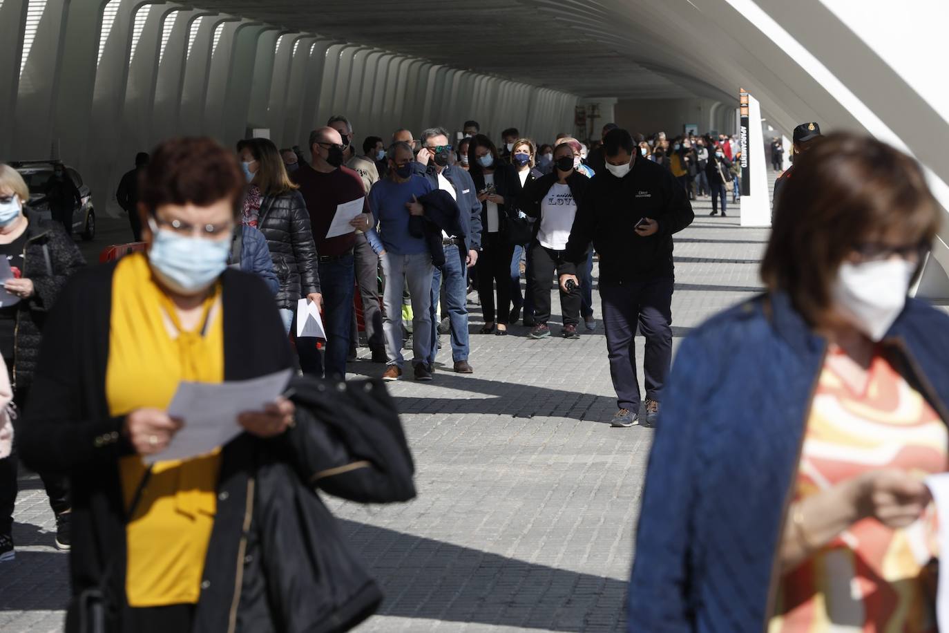 Este lunes, ha arrancado la vacunación masiva en varios puntos de la Comunitat Valenciana. Uno de ellos ha sido la Ciudad de las Artes y las Ciencias, donde Sanidad inyectará con dosis de AstraZeneca a personas de 60 y 61 años. 