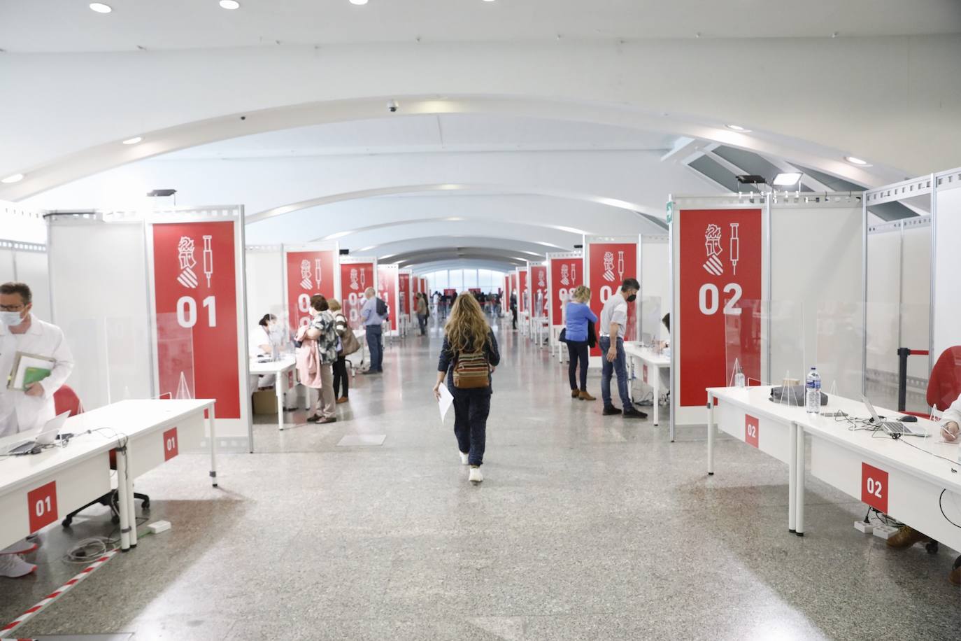 Este lunes, ha arrancado la vacunación masiva en varios puntos de la Comunitat Valenciana. Uno de ellos ha sido la Ciudad de las Artes y las Ciencias, donde Sanidad inyectará con dosis de AstraZeneca a personas de 60 y 61 años. 