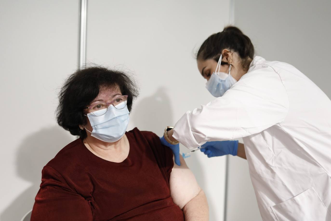 Este lunes, ha arrancado la vacunación masiva en varios puntos de la Comunitat Valenciana. Uno de ellos ha sido la Ciudad de las Artes y las Ciencias, donde Sanidad inyectará con dosis de AstraZeneca a personas de 60 y 61 años. 