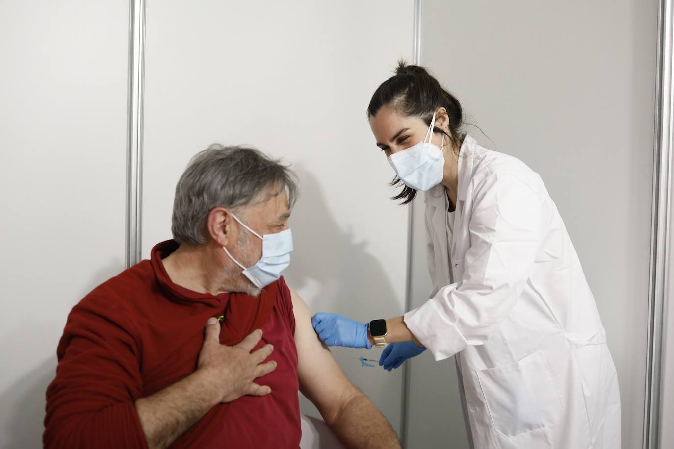 Este lunes, ha arrancado la vacunación masiva en varios puntos de la Comunitat Valenciana. Uno de ellos ha sido la Ciudad de las Artes y las Ciencias, donde Sanidad inyectará con dosis de AstraZeneca a personas de 60 y 61 años. 