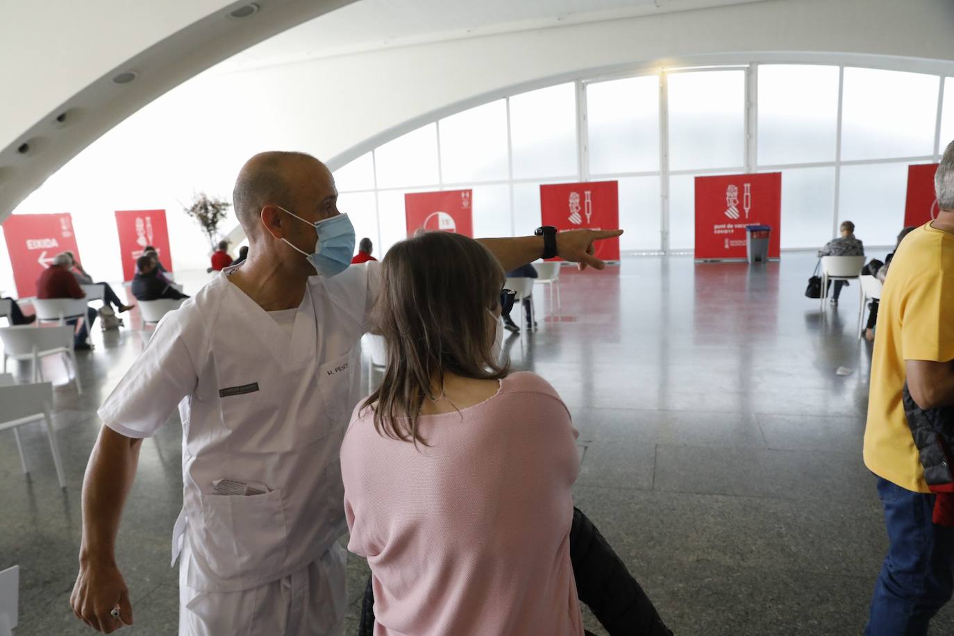 Este lunes, ha arrancado la vacunación masiva en varios puntos de la Comunitat Valenciana. Uno de ellos ha sido la Ciudad de las Artes y las Ciencias, donde Sanidad inyectará con dosis de AstraZeneca a personas de 60 y 61 años. 