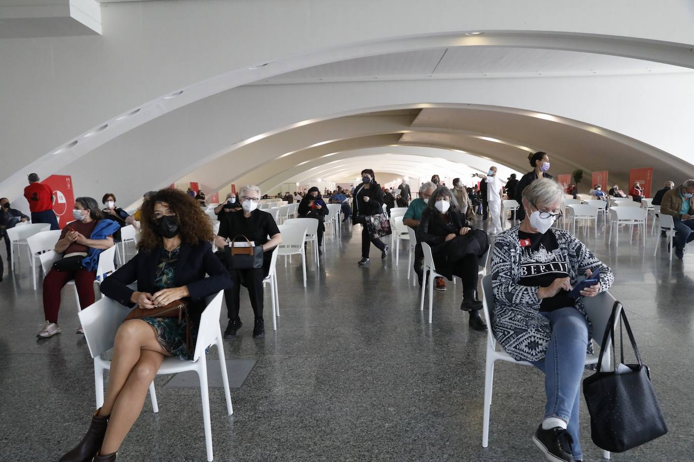 Este lunes, ha arrancado la vacunación masiva en varios puntos de la Comunitat Valenciana. Uno de ellos ha sido la Ciudad de las Artes y las Ciencias, donde Sanidad inyectará con dosis de AstraZeneca a personas de 60 y 61 años. 