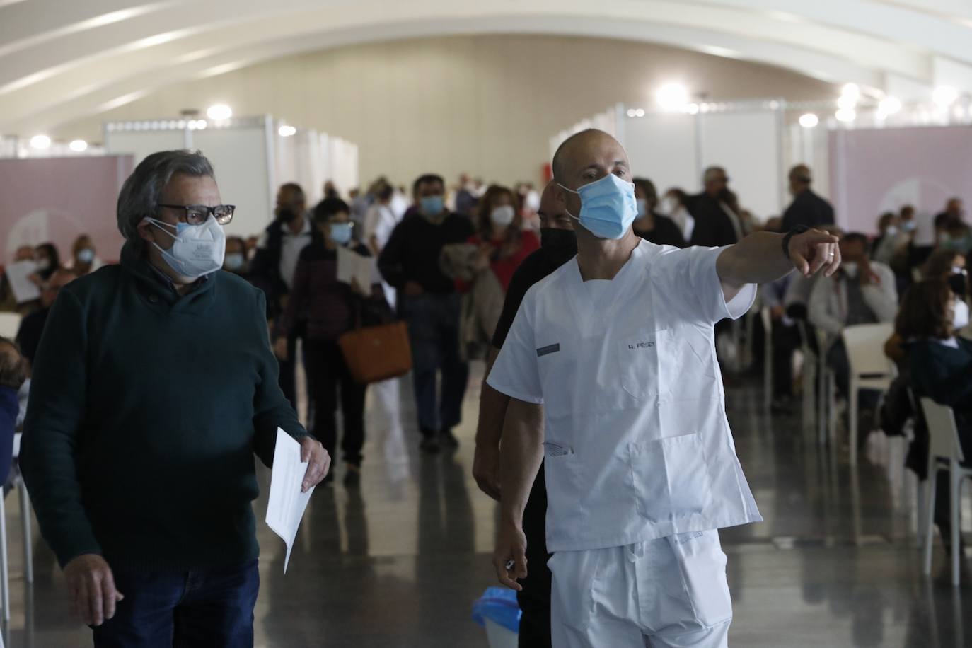 Este lunes, ha arrancado la vacunación masiva en varios puntos de la Comunitat Valenciana. Uno de ellos ha sido la Ciudad de las Artes y las Ciencias, donde Sanidad inyectará con dosis de AstraZeneca a personas de 60 y 61 años. 