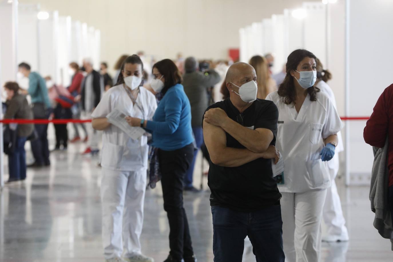 Este lunes, ha arrancado la vacunación masiva en varios puntos de la Comunitat Valenciana. Uno de ellos ha sido la Ciudad de las Artes y las Ciencias, donde Sanidad inyectará con dosis de AstraZeneca a personas de 60 y 61 años. 