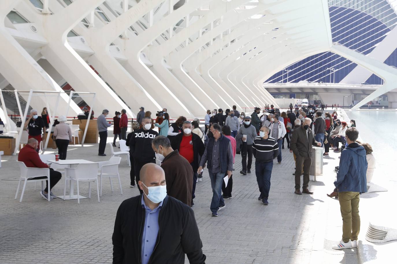 Este lunes, ha arrancado la vacunación masiva en varios puntos de la Comunitat Valenciana. Uno de ellos ha sido la Ciudad de las Artes y las Ciencias, donde Sanidad inyectará con dosis de AstraZeneca a personas de 60 y 61 años. 