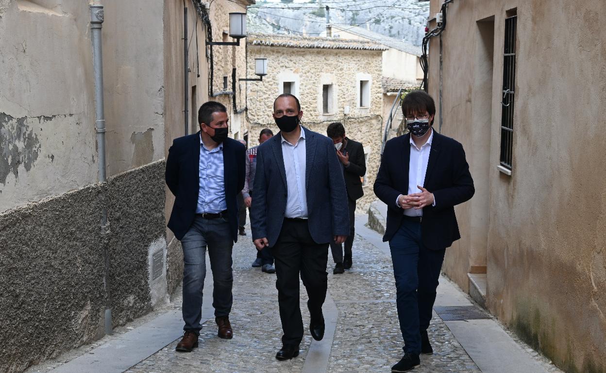 El conseller de Vivienda y el alcalde de Bocairent pasean por el barrio Medieval. 