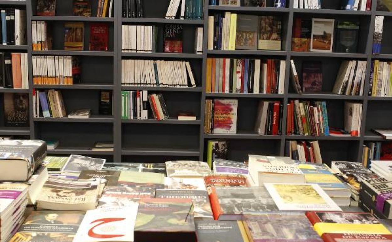 Libros en un expositor. 