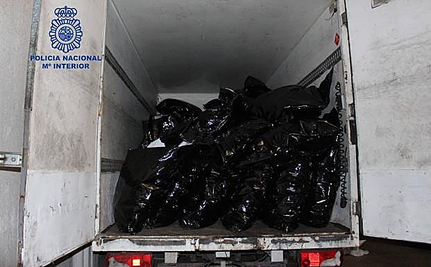 El camión, cargado con la droga.