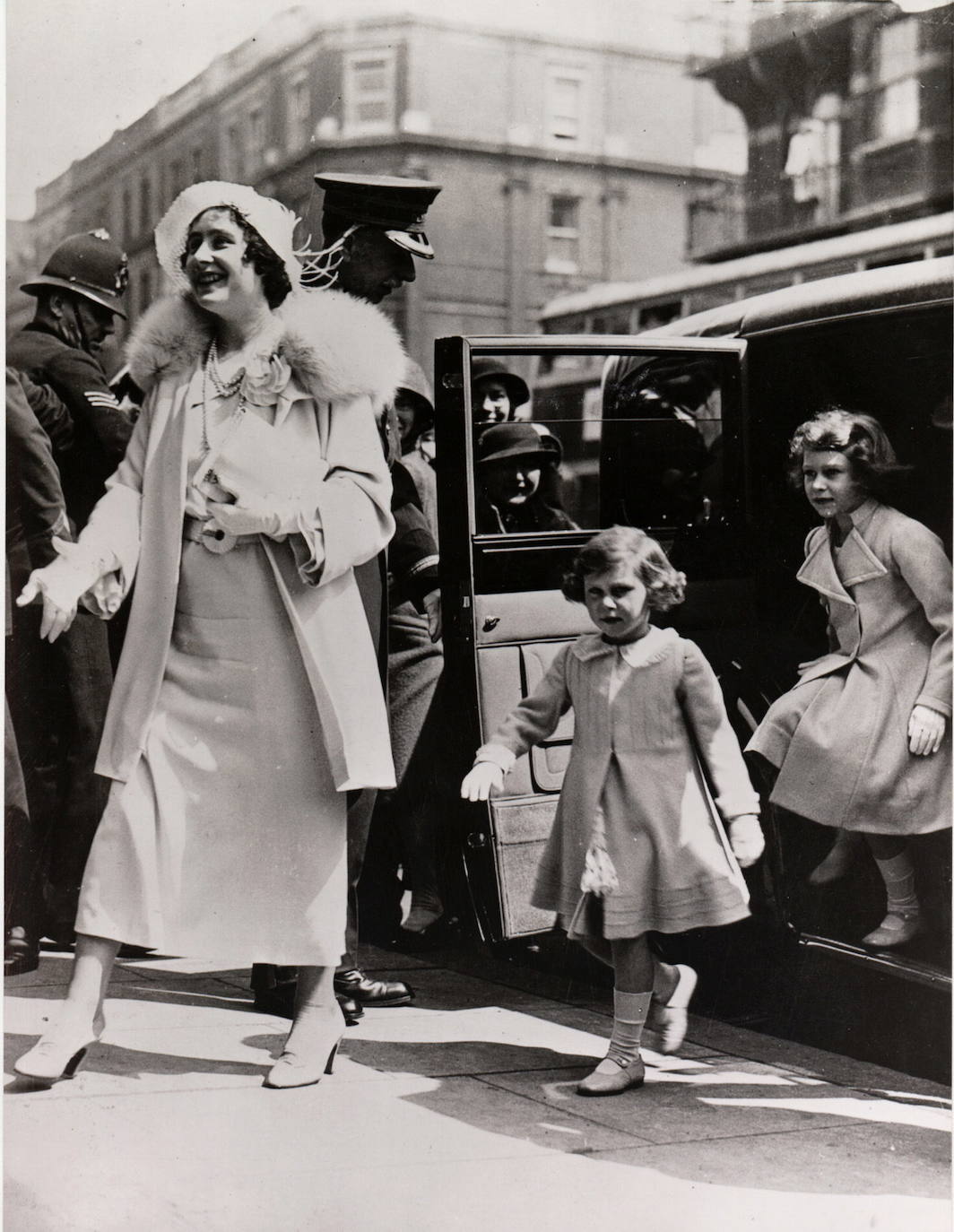 Año 1935, la Reina Madre de Inglaterra junto a sus hijas Margarita e Isabel (derecha)