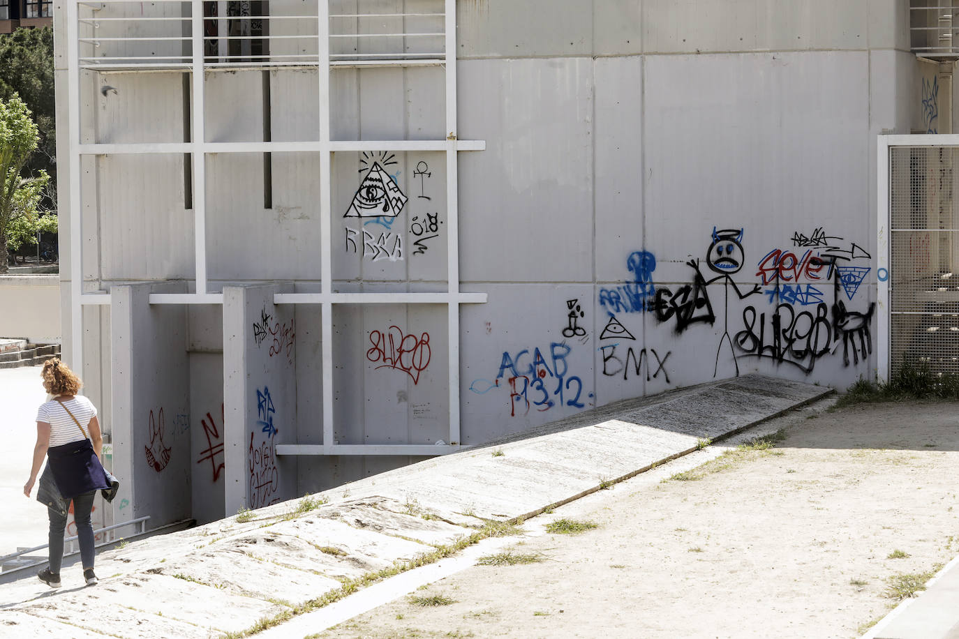 Construida en los años 80 junto al azud de Rovella, la Casa del Agua presenta de nuevo un aspecto degradado, con basura acumulada, estanques secos y pintadas por todos lados. La construcción que preside el tramo del jardín del Turia junto al barrio de Nou Moles no se ha utilizado nunca para nada, recordó ayer la presidenta vecinal de esta parte de la ciudad, Casilda Osa, quien reclamó que «al menos se mantenga limpia».