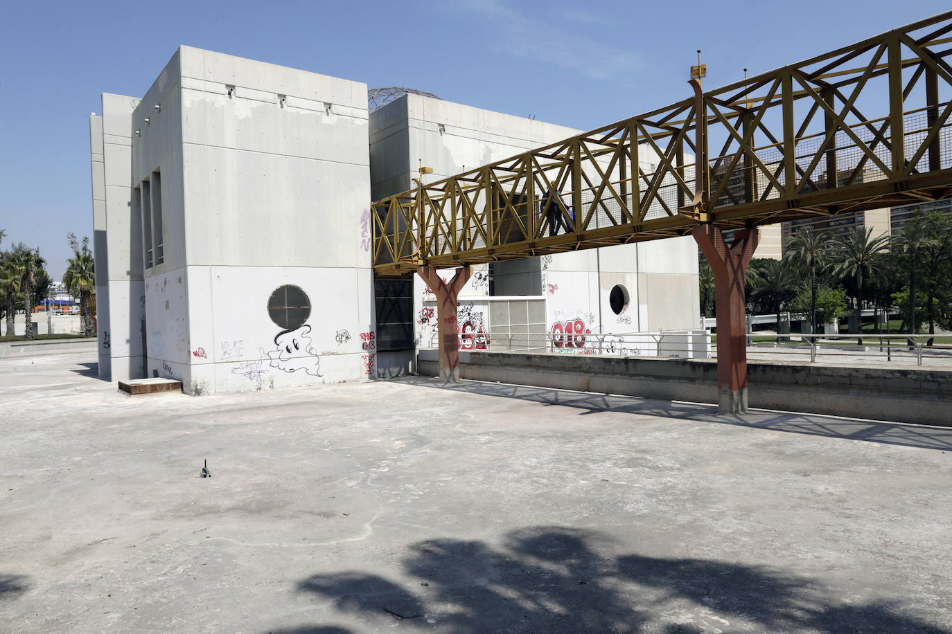 Construida en los años 80 junto al azud de Rovella, la Casa del Agua presenta de nuevo un aspecto degradado, con basura acumulada, estanques secos y pintadas por todos lados. La construcción que preside el tramo del jardín del Turia junto al barrio de Nou Moles no se ha utilizado nunca para nada, recordó ayer la presidenta vecinal de esta parte de la ciudad, Casilda Osa, quien reclamó que «al menos se mantenga limpia».