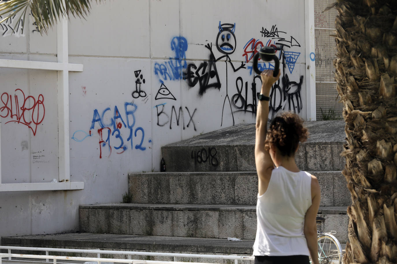 Construida en los años 80 junto al azud de Rovella, la Casa del Agua presenta de nuevo un aspecto degradado, con basura acumulada, estanques secos y pintadas por todos lados. La construcción que preside el tramo del jardín del Turia junto al barrio de Nou Moles no se ha utilizado nunca para nada, recordó ayer la presidenta vecinal de esta parte de la ciudad, Casilda Osa, quien reclamó que «al menos se mantenga limpia».