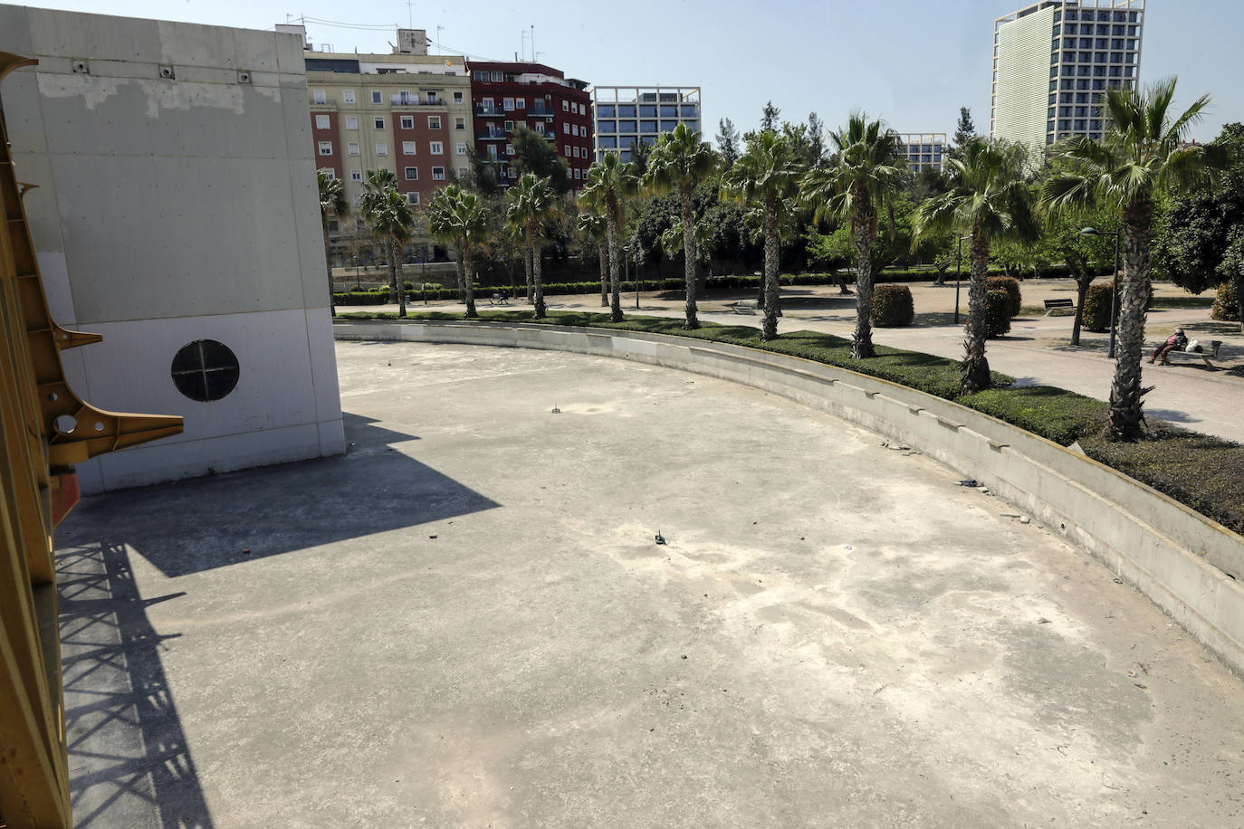 Construida en los años 80 junto al azud de Rovella, la Casa del Agua presenta de nuevo un aspecto degradado, con basura acumulada, estanques secos y pintadas por todos lados. La construcción que preside el tramo del jardín del Turia junto al barrio de Nou Moles no se ha utilizado nunca para nada, recordó ayer la presidenta vecinal de esta parte de la ciudad, Casilda Osa, quien reclamó que «al menos se mantenga limpia».